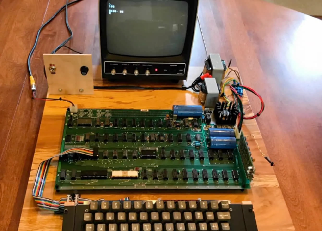 1977 Apple I  El primer ordenador personal. Y como si fuera un armario ikea. Lo tenias que montar tu mismo 